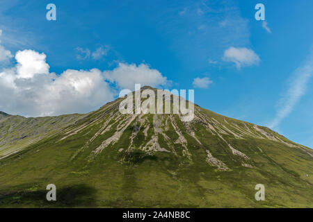 Vistas del pico Glamaig, colinas rojas, Isla de Skye, Escocia Foto de stock