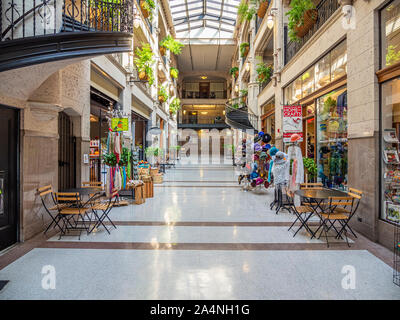 Interior de la histórica Grove Arcade en el centro de la ciudad de Asheville, Carolina del Norte