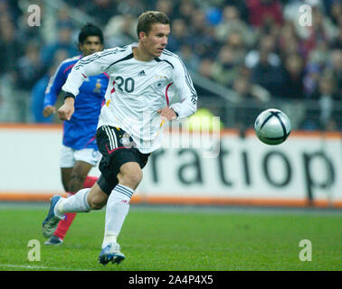 Stade de France Saint-Denis, Francia 12.11.2005, fútbol: partido amistoso internacional , Francia (FRA, azul) vs Alemania (GER, blanco) 0:0; Lukas Podolski (GER) Foto de stock