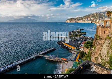 La hermosa ciudad italiana de Sorrento, situado en la bahía de Nápoles. Monte Vesubio puede ser visto en la distancia. Foto de stock