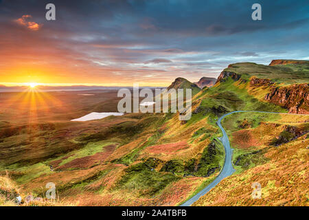 Hermoso amanecer sobre el Otoño Quiraing empinada y serpenteante camino de montaña, en la Isla de Skye en Escocia