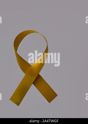 Cinta de sensibilización amarillo sobre fondo blanco. El cáncer de hueso y tropas, símbolo de soporte Foto de stock