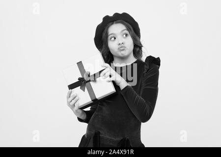 Niña pensativa en boina francesa acostada en el suelo, leyendo libro  Fotografía de stock - Alamy