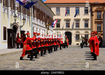 Zagreb, Croacia Royal Corbatas soldados del regimiento se alinean con reemplazo presentando armas durante el cambio de guardia Foto de stock
