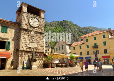 La torre del reloj y la Plaza de Armas en el casco antiguo de Kotor, Montenegro. Foto de stock