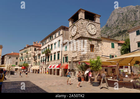 La torre del reloj y la Plaza de Armas en el casco antiguo de Kotor, Montenegro. Foto de stock