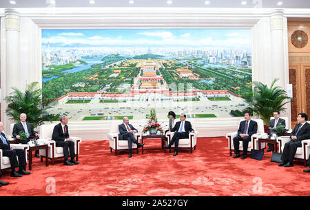 (191017) -- BEIJING, 17 de octubre de 2019 (Xinhua) -- el premier chino Li Keqiang se reúne con una delegación de hombres de negocios de los Estados Unidos, encabezada por el Presidente de los EE.UU.-China Business Council (USCBC) Evan Greenberg, en el Gran Salón del Pueblo en Beijing, capital de China, 17 de octubre de 2019. (Xinhua/Yin Bogu) Foto de stock