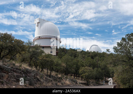 Dos de las estrellas y el sol-mirando las estructuras en el Observatorio McDonald, un observatorio astronómico ubicado cerca de la comunidad no constituidas en sociedad de Fort Davis en Jeff Davis County, Texas
