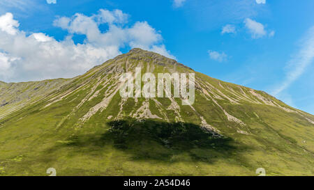 Vistas del pico Glamaig, colinas rojas, Isla de Skye, Escocia Foto de stock