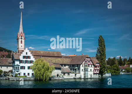 Vista al centro histórico de la ciudad de Stein am Rhein con Saint George's Abbey, Stein am Rhein, en el cantón de Schaffhausen, Suiza, Europa Foto de stock