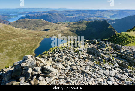Rojo Tarn, Ullswater y perseguía Edge visto desde la cumbre de Helvellyn, Lake District, Cumbria Foto de stock