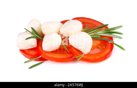Mozzarella con tomate y romero aislado sobre un fondo blanco. Ingredientes de comida italiana Foto de stock