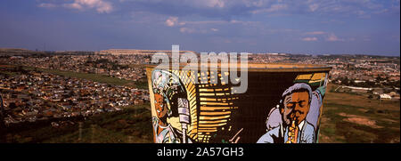 Ángulo de visión de alta de una torre de enfriamiento de pintado, Orlando Power Station, Soweto, Johannesburgo, en la provincia de Gauteng, Sudáfrica Foto de stock