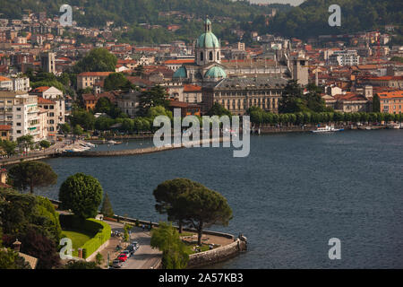 En la costanera de la ciudad, como, el Lago de Como, Lagos, Lombardía, Italia