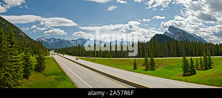 Carretera pasando a través de un paisaje, Trans Canada Highway, de Banff, el Parque Nacional Banff, Alberta, Canadá Foto de stock
