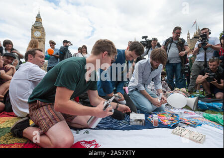 Parliament Square, Londres, Reino Unido. El 1 de agosto de 2015. Unos 50 activistas pro sustancia psicoactiva se reúnen en la Plaza del Parlamento en Londres para inhalar monóxido