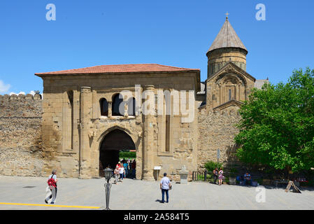 Puerta principal de la Catedral de Svetitskhoveli (Catedral de la vida pilar). Un sitio de Patrimonio Mundial de la UNESCO, de Mtskheta. Georgia Foto de stock