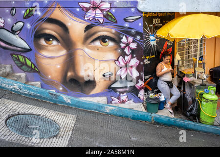 Ewell dispersión silueta Mujer, comida de la calle stand y arte en la calle, murales, graffiti, la  Comuna 13 de Medellín, Colombia Fotografía de stock - Alamy