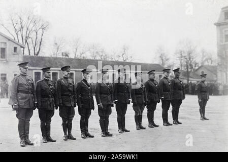Los nuevos miembros de la Legión de Honor y un caballero. La ceremonia se celebró en el patio del cuartel general americano en Chaumont para todos los destinatarios son los oficiales de los Estados Unidos. De izquierda a derecha: Mayor General Hanson E. Ely, Brig. Gen. Wendell C. Neville, del Cuerpo de Marines de EE.UU; Brig. Gen. Campbell; Rey grande. Gen. F.R. McCoy; Brig. Gen. L.R. Holbrook; Col. Carl Boyd; Col. Robert A. Brown; Col. J.A. Logan; El Teniente Coronel P.H. Clark; . Robert Bacon; Chevalier, el Teniente James W. Wilson. Decorado por el Mariscal PETAIN.