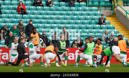Los jugadores celta calentar antes del partido de Premiership Escocés de Ladbrokes en el Celtic Park, Glasgow. Foto de stock
