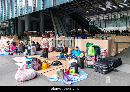 Los trabajadores domésticos filipinos se reúnen en su día-off en Hong Kong y Shangai, edificio en el centro de Hong Kong. Aproximadamente 130.000 empleados domésticos filipinos trabajan en Hong Kong y tienen todos los domingos. Foto de stock