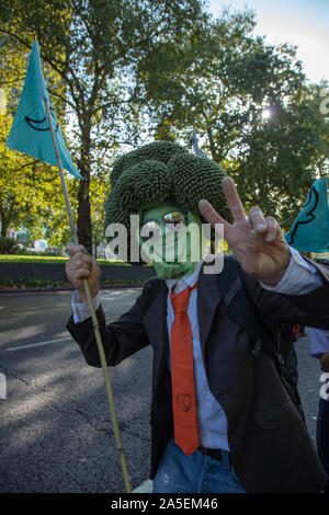 Señor brócoli o Roland Everson visto en Park Lane, Londres durante una marcha de protesta por el movimiento de rebelión Animal, una rama de extinción rebelión.