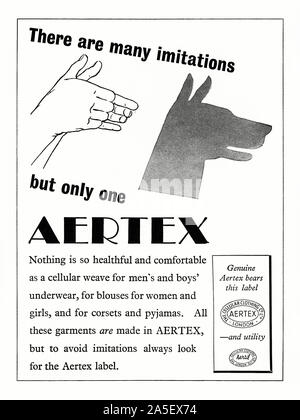 Anuncio para celulares Aertex tejidos y prendas de vestir, de 1951. La  ilustración muestra un par de manos formando un títere de sombra de una  cabeza de perro y la copia haciendo hincapié en la necesidad de evitar  imitaciones de la marca Aertex. Aertex ...