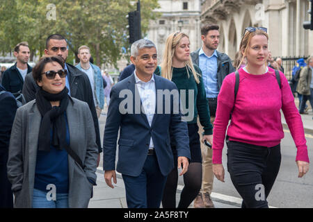 Sadiq Khan El Alcalde de Londres asiste a la manifestación de la campaña de la votación popular con su esposa Saadiya Khan (en gafas oscuras) Brexit Súper sábado 19 de octubre de 2019 Parliament Square London 2010s Dos hombres de seguridad detrás de él. REINO UNIDO HOMER SYKES Foto de stock