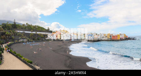 Playa Jardín, Puerto de la Cruz, en el norte de Tenerife. Jardin playa con arena negra es una de las playas más famosas de la isla de Tenerife. Panora Foto de stock