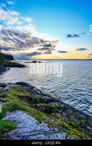 Wiew escénico sobre el lago Vattern en Suecia Ostergotland Foto de stock