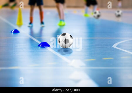 Futbolista Interior Con Bola Clásica. Formación Futsal Para Niños Imagen de  archivo - Imagen de menor, ejercicio: 200538545