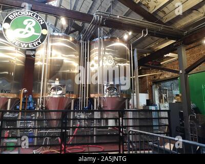 Nueva York, Estados Unidos. 12 Sep, 2019. Los tanques están de pie en una sala de la Brooklyn Brewery. La cervecería Brooklyn en el distrito del mismo nombre, fue fundada en 1988. La Brooklyn Brewery logotipo fue creado por el diseñador gráfico Milton Glaser, quien también diseñó el 'I love NY' logo. Crédito: Alexandra Schuler/dpa/Alamy Live News