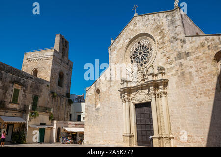 Fachada y torre campanario de la Cattedrale di Santa Maria Annunziata (Catedral de Santa María del anuncio) en Otranto, Apulia (Puglia) en el sur de ella