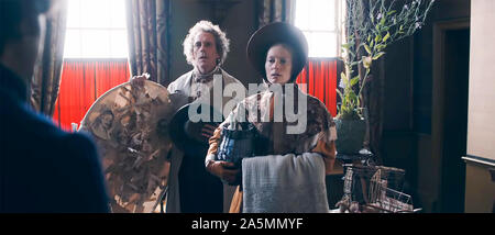 En el Reino Unido. Tilda Swinton y Hugh Laurie en el ©Fox Searchlight Pictures nueva película: La historia personal de David Copperfield (2019) PLOT: Basada en la novela de Charles Dickens. Ref: LMK110-J5646-211019 suministrado por LMKMEDIA. Sólo Editorial. Medios Landmark no es el propietario del copyright de estas películas o TV Stills, pero proporciona un servicio sólo por reconocidos medios. pictures@lmkmedia.com