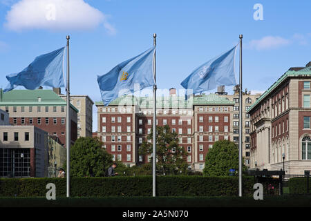Campus de la Universidad de Columbia, en Morningside Heights, Nueva York, Estados Unidos. Furnald Hall, una residencia y colegio banderas ondeando. Foto de stock