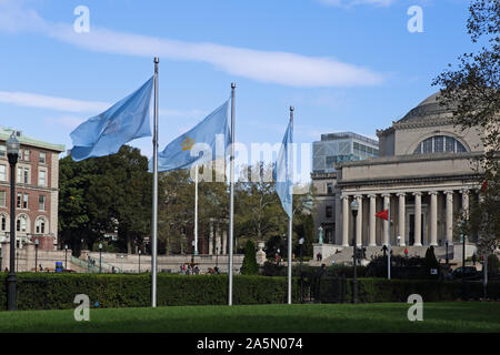 Campus de la Universidad de Columbia, en Morningside Heights, Nueva York, Estados Unidos. Low Memorial Library. College banderas ondeando. Foto de stock