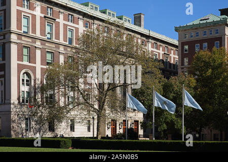 Campus de la Universidad de Columbia, en Morningside Heights, Nueva York, Estados Unidos. Hamilton Hall, Hartley y Hall College banderas ondeando. Foto de stock