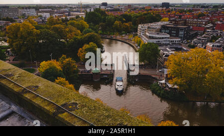 Leeuwarden, Países Bajos - 19 de octubre de 2019 : Leeuwarden es la capital de la provincia de Frisia, Países Bajos, levantamiento del puente de paso del barco Foto de stock