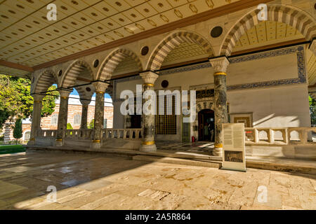 El Palacio de Topkapi Turquía, el auditorio y la entrada en el segundo patio Foto de stock