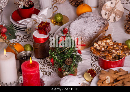 Stollen. Los dulces tradicionales de Navidad cookies galletas pasteles postre para Nochebuena. Año Nuevo Navidad ornamento festivo decoraciones. Navidad Ev Foto de stock