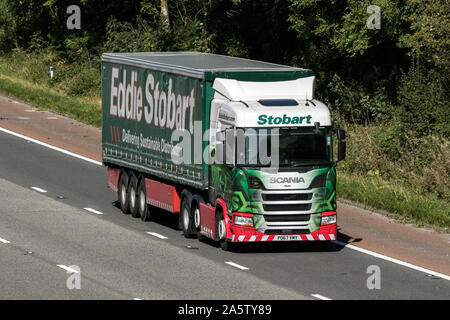 Eddie Stobart camión Scania viajando por la autopista M6, cerca de Preston, en Lancashire, Reino Unido Foto de stock
