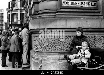 Derry, el Northern Bank, Ltd. los disturbios de 1970 a la hora del almuerzo los clientes intentando conseguir que el banco, por motivos de seguridad, sólo unos pocos están permitidos en un momento en 1979. HOMER SYKES Foto de stock