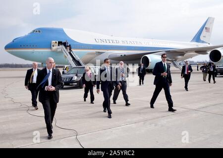 2009. El Presidente de los Estados Unidos, Barak Obama llega al aeropuerto de Columbus, Ohio. Él es acompañado fuera de Air Force One, por miembros del Servicio Secreto Foto de stock