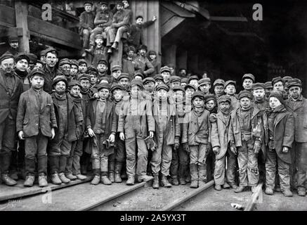 El trabajo infantil en los Estados Unidos; 1911. Sur, Pensilvania Pittston Breaker chicos trabajando en Ewen Breaker de Pennsylvania Coal Company Foto de stock