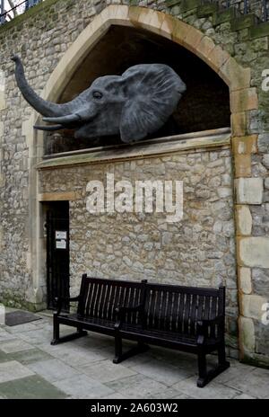 Reconstrucción de un elefante en un establo en la Torre de Londres. Fecha Siglo xvii