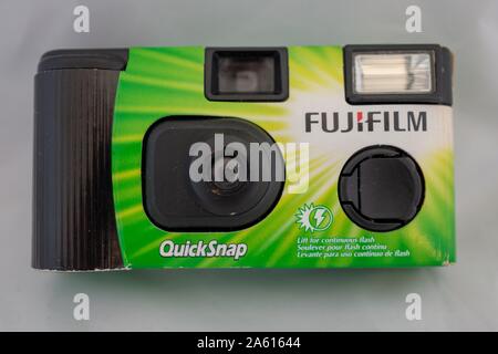 Primer plano de la cámara desechable Quicksnap del fabricante de Fujifilm sobre 29 de agosto de 2019 Fotografía de stock - Alamy