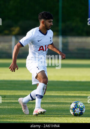 ENFIELD, Inglaterra. 22 de octubre: Dilan Markanday de Tottenham Hotspur durante la UAFA Youth League entre Tottenham Hotspur y Crvena Zvezda (Estrella Roja ser Foto de stock
