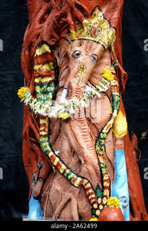 Mumbai, Maharashtra, India, Sudeste Asiático :Hermoso dios hindú Ganesh, Ganpati pintado sobre Banyan/árbol de banian es natural Talla/ patrones en árbol Foto de stock