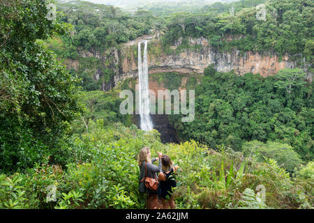 Mauricio turismo; turistas mirando el Chamarel cascadas, Chamarel Mauricio en el bosque de Black River Gorges, Sur Mauricio Foto de stock