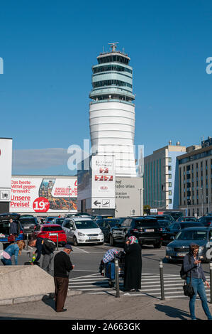 Torre de control del tráfico aéreo en el Aeropuerto Internacional de Viena (Flughafen Wien) Austria Foto de stock